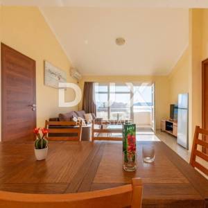 ZADAR, SUKOŠAN - Prostrana apartmanska kuća pokraj mora