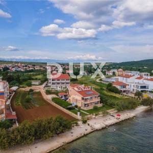 ZADAR, SUKOŠAN - Prostrana apartmanska kuća pokraj mora