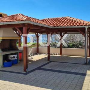 ZADAR, SUKOŠAN - Prostrana apartmanska kuća pokraj mora