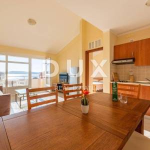 ZADAR, SUKOŠAN - Prostrana apartmanska kuća pokraj mora