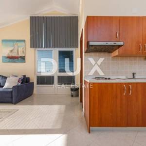 ZADAR, SUKOŠAN - Prostrana apartmanska kuća pokraj mora