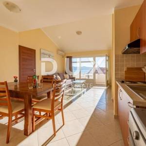 ZADAR, SUKOŠAN - Prostrana apartmanska kuća pokraj mora