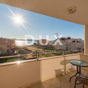 ZADAR, SUKOŠAN - Prostrana apartmanska kuća pokraj mora