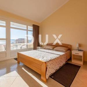 ZADAR, SUKOŠAN - Prostrana apartmanska kuća pokraj mora