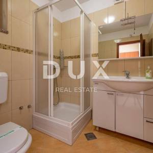 ZADAR, SUKOŠAN - Prostrana apartmanska kuća pokraj mora