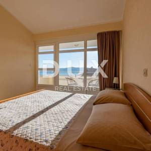 ZADAR, SUKOŠAN - Prostrana apartmanska kuća pokraj mora