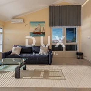 ZADAR, SUKOŠAN - Prostrana apartmanska kuća pokraj mora