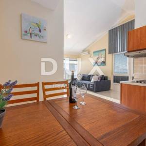 ZADAR, SUKOŠAN - Prostrana apartmanska kuća pokraj mora