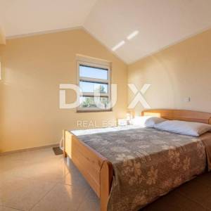 ZADAR, SUKOŠAN - Prostrana apartmanska kuća pokraj mora