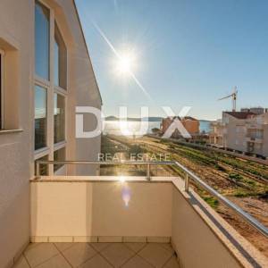 ZADAR, SUKOŠAN - Prostrana apartmanska kuća pokraj mora