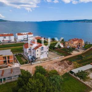 ZADAR, SUKOŠAN - Prostrana apartmanska kuća pokraj mora