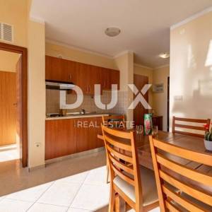 ZADAR, SUKOŠAN - Prostrana apartmanska kuća pokraj mora