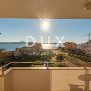 ZADAR, SUKOŠAN - Prostrana apartmanska kuća pokraj mora