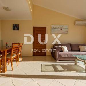 ZADAR, SUKOŠAN - Prostrana apartmanska kuća pokraj mora