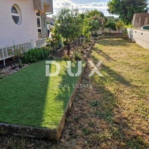 ZADAR, SUKOŠAN - Prostrana apartmanska kuća pokraj mora