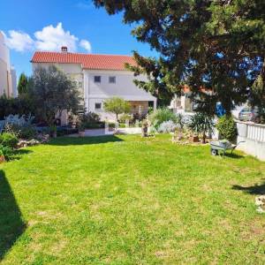 ZADAR, SUKOŠAN- Prostrana kuća 100 m od mora s okućnicom i pogledom!