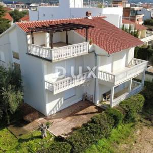 ZADAR, SUKOŠAN- Prostrana kuća 100 m od mora s okućnicom i pogledom!