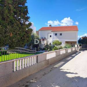 ZADAR, SUKOŠAN- Prostrana kuća 100 m od mora s okućnicom i pogledom!