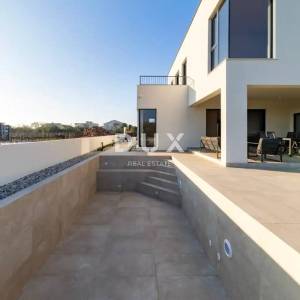 ZADAR, SUKOŠAN - Vila s bazenom na mirnoj lokaciji