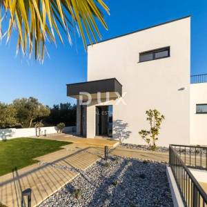 ZADAR, SUKOŠAN - Vila s bazenom na mirnoj lokaciji