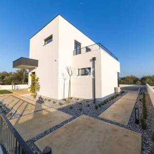 ZADAR, SUKOŠAN - Vila s bazenom na mirnoj lokaciji