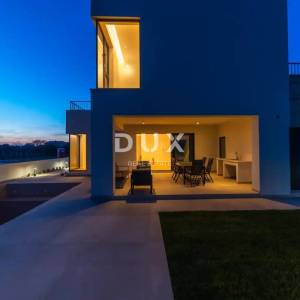 ZADAR, SUKOŠAN - Vila s bazenom na mirnoj lokaciji