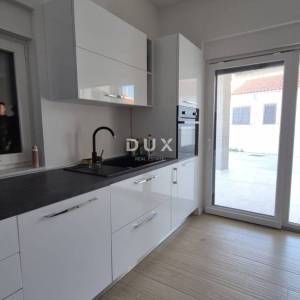 ZADAR, VINJERAC - PRILIKA! Premium apartman s vrtom