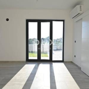 ZADAR, VISOČANE - Meditreranska, elegantna kuća s bazenom u mirnom okruženju