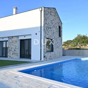 ZADAR, VISOČANE - Meditreranska, elegantna kuća s bazenom u mirnom okruženju