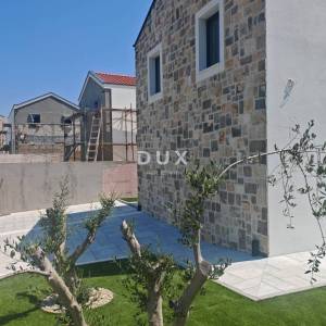 ZADAR, VISOČANE - Meditreranska, elegantna kuća s bazenom u mirnom okruženju