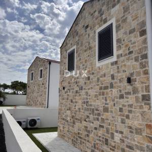 ZADAR, VISOČANE - Meditreranska, elegantna kuća s bazenom u mirnom okruženju