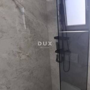 ZADAR, VRSI - Kompletno namještena dvojna kuća s pogledom na more i okućnicom! A