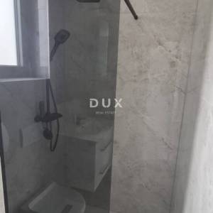 ZADAR, VRSI - Kompletno namještena dvojna kuća s pogledom na more i okućnicom! A