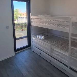 ZADAR, VRSI - Kompletno namještena dvojna kuća s pogledom na more i okućnicom! A