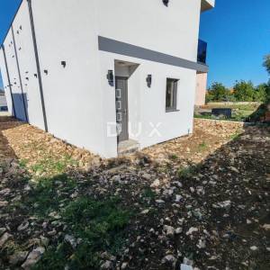 ZADAR, VRSI - Vrhunska dvojna kuća s pogledom na more i okućnicom! B