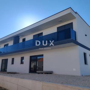 ZADAR, VRSI - Vrhunska dvojna kuća s pogledom na more i okućnicom! B