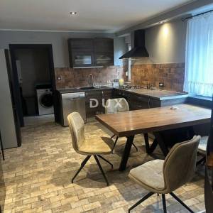 ZAGREB, CENTER- dvoetažni stan 107m2, DB+2S, 1.kat + okoiš
