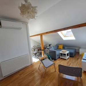 Zagreb-Dubrava, lijepo uređen 3S stan 60m2 s balkonom, zaseban ulaz