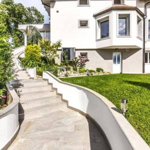 ZAGREB, ŠESTINE - Luksuzna vila s bazenom i velikim zemljištem (top lokacija, investicijski potencijal)