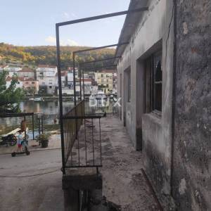 ZATON, ŠIBENIK - Kuća 1. red do mora za rekonstrukciju