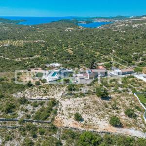 Zemljište na mirnoj lokaciji i pogledom na more, 1.800 m2, Dvornica