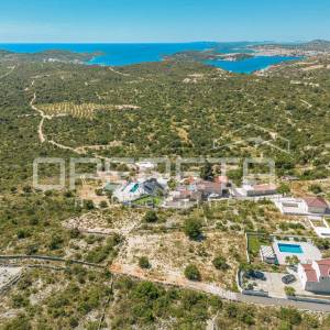 Zemljište na mirnoj lokaciji s pogledom na more, 976 m², Dvornica