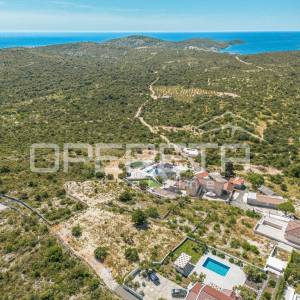 Zemljište na mirnoj lokaciji s pogledom na more, 976 m², Dvornica