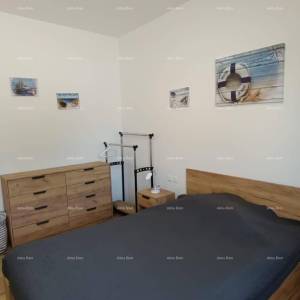 Apartman s terasom, parkirnim mjestom i zajedničkim bazenom – Premantura