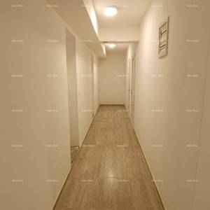 Apartman s terasom, parkirnim mjestom i zajedničkim bazenom – Premantura