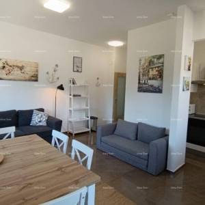 Apartman s terasom, parkirnim mjestom i zajedničkim bazenom – Premantura