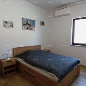 Apartman s terasom, parkirnim mjestom i zajedničkim bazenom – Premantura