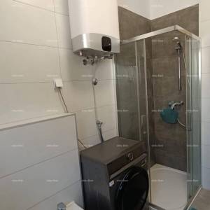 Apartman s terasom, parkirnim mjestom i zajedničkim bazenom – Premantura