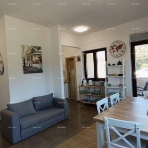 Apartman s terasom, parkirnim mjestom i zajedničkim bazenom – Premantura
