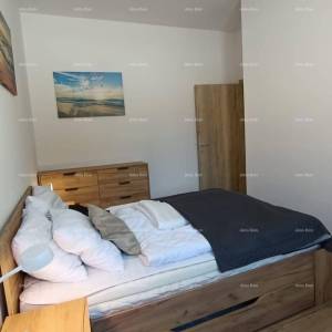 Apartman s terasom, parkirnim mjestom i zajedničkim bazenom – Premantura
